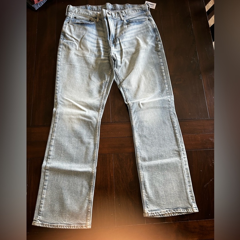 NWT! Men’s Old Navy built in flex loose jeans, light wash, size 38x34.